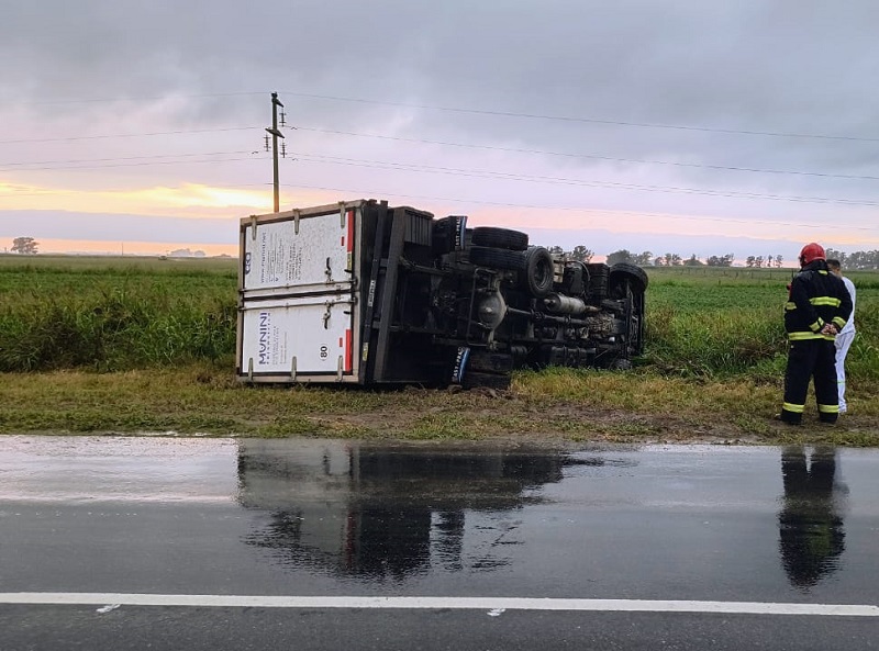 Volcó un camión en Ruta Nº1 con dos personas lesionadas leves 
